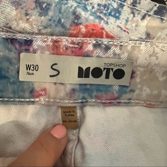 🔴 Top Shop Moto colorful distressed velvet jean shorts, button fly size 28/29(M) - Picture 7 of 13